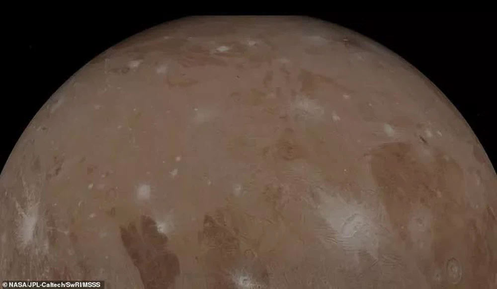 1648892419317065028.jpg stunning-photos-of-the-largest-moon-in-the-solar-system-picture-2-cmLt9XMKZ.jpg