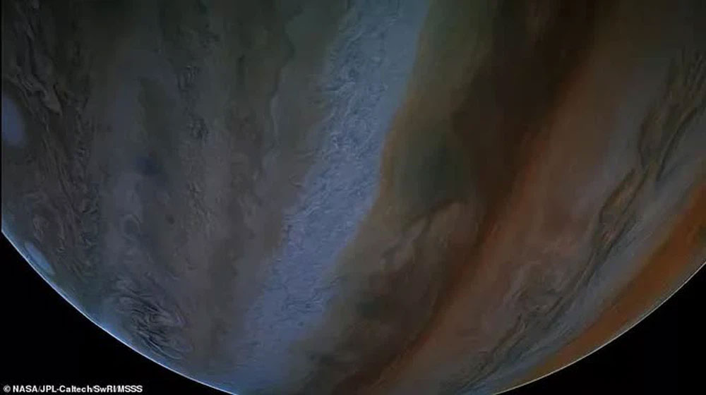 1648892449162056999.jpg stunning-photos-of-the-largest-moon-in-the-solar-system-picture-5-ICgTEsuYs.jpg
