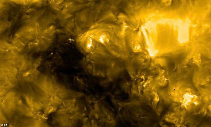 1650291474387021782.jpg mysterious-black-objects-appear-in-nasa-sun-photos-picture-2-7SfcDWY4Z.jpg